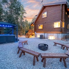 The Lazy Bear Lodge — Dog-Friendly Cabin with Hot Tub, Game Room & Central AC