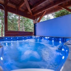 The Pinehill Lodge | 3BR, 2 King Beds + Hot Tub