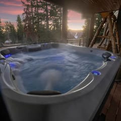 The Wolves Den Lodge | Hot Tub + Game Room Near Parks
