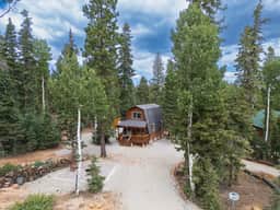 Pet & Family Friendly Rustic Relaxation Near Parks - Image 5