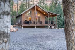 The Deer Tracks Lodge — Dog-Friendly Cabin with Hot Tub, Arcade Game Room & Generator - Image 5
