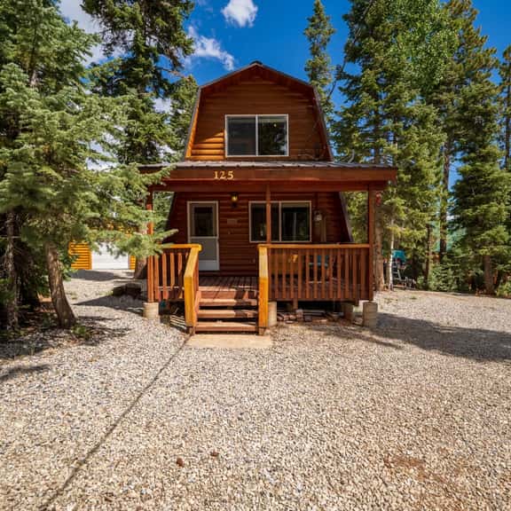 Pet & Family Friendly Rustic Relaxation Near Parks - Image 1