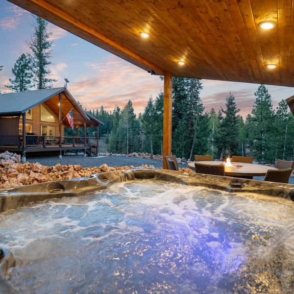 The Deer Tracks Lodge — Dog-Friendly Cabin with Hot Tub, Arcade Game Room & Generator - Image 1