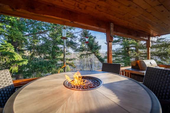 The Bear Tracks Lodge — 4BR Lodge for 14 | Hot Tub + Arcades + Pool Table + Fire Pit - Image 4
