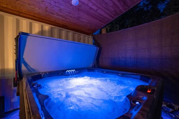 The Deer Tracks Lodge — Dog-Friendly Cabin with Hot Tub, Arcade Game Room & Generator - Image 2