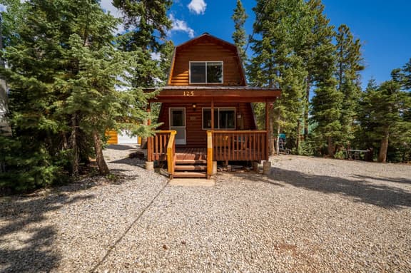 Pet & Family Friendly Rustic Relaxation Near Parks - Image 1